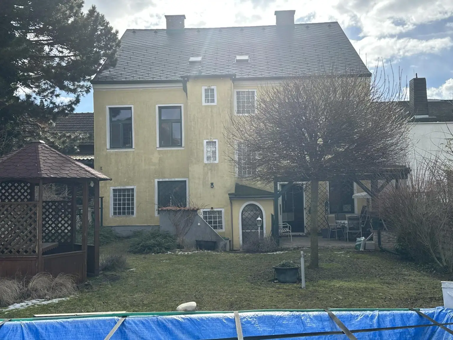 Blick vom Garten zum Haus