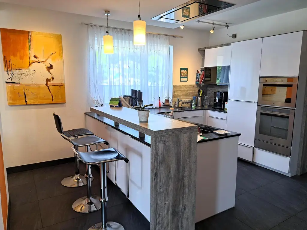 Wohnjuwel mit 2 Wohnungen (ca. 290 m² Wfl.), 2 Terrassen, Gartenareal mit Pool & Poolhaus - Neuzeug