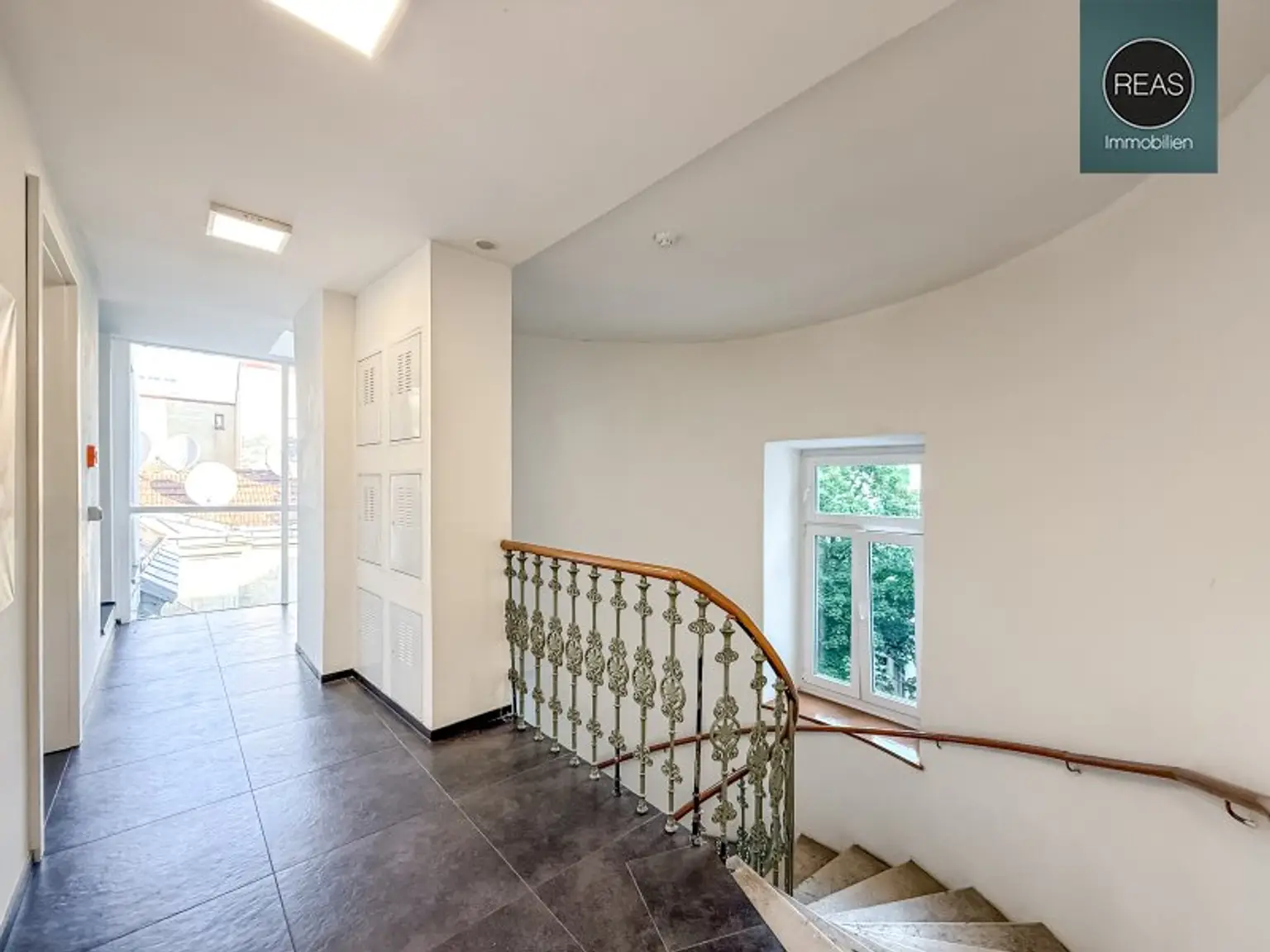 Provisionsfrei: Klimatisierte Dachgeschoss Maisonette mit 2 Terrassen und Kamin nahe Uno City!