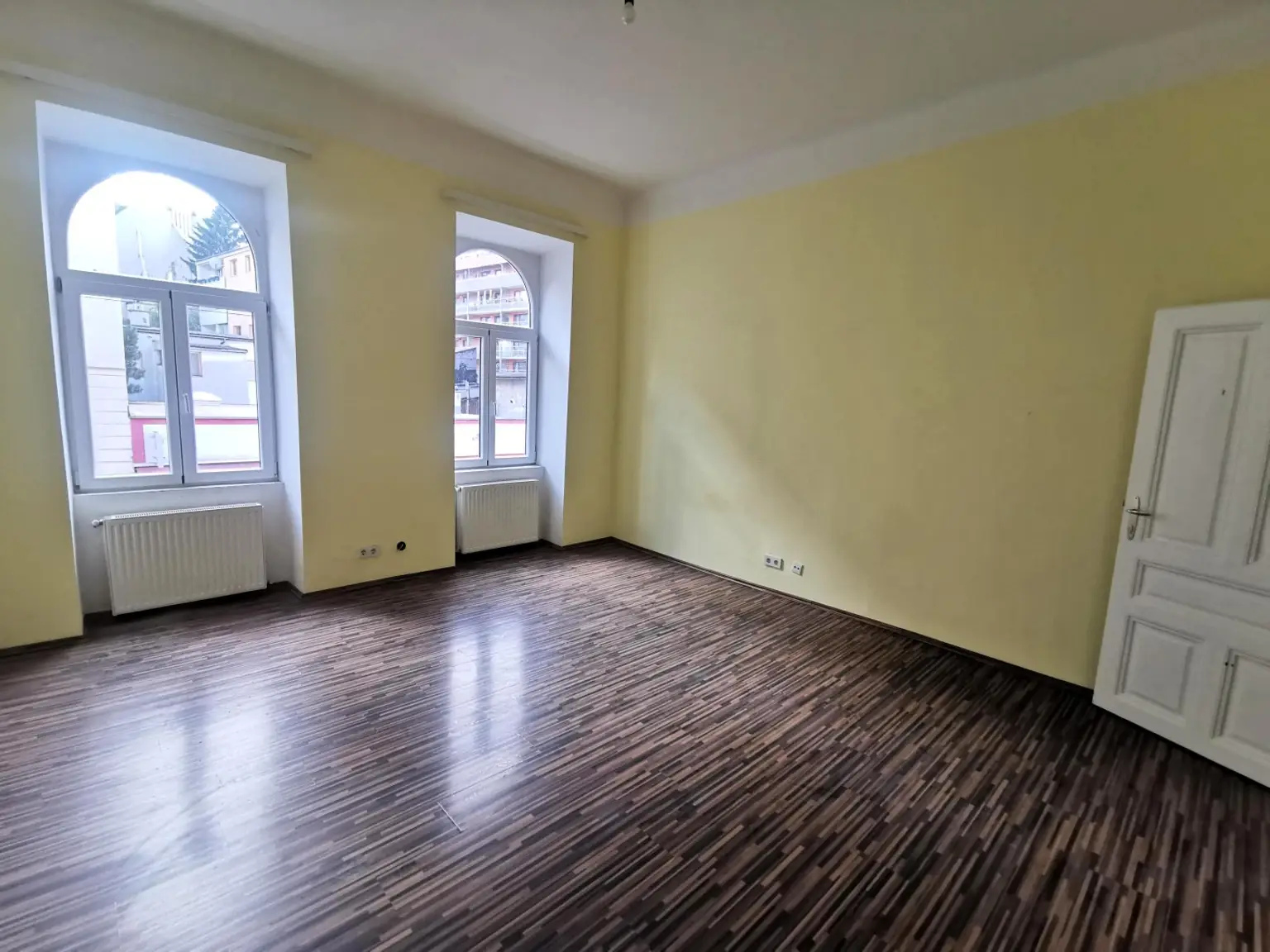 1 Zimmer Wohnungen, 2 Stück im gleichen Haus, zum sanieren.