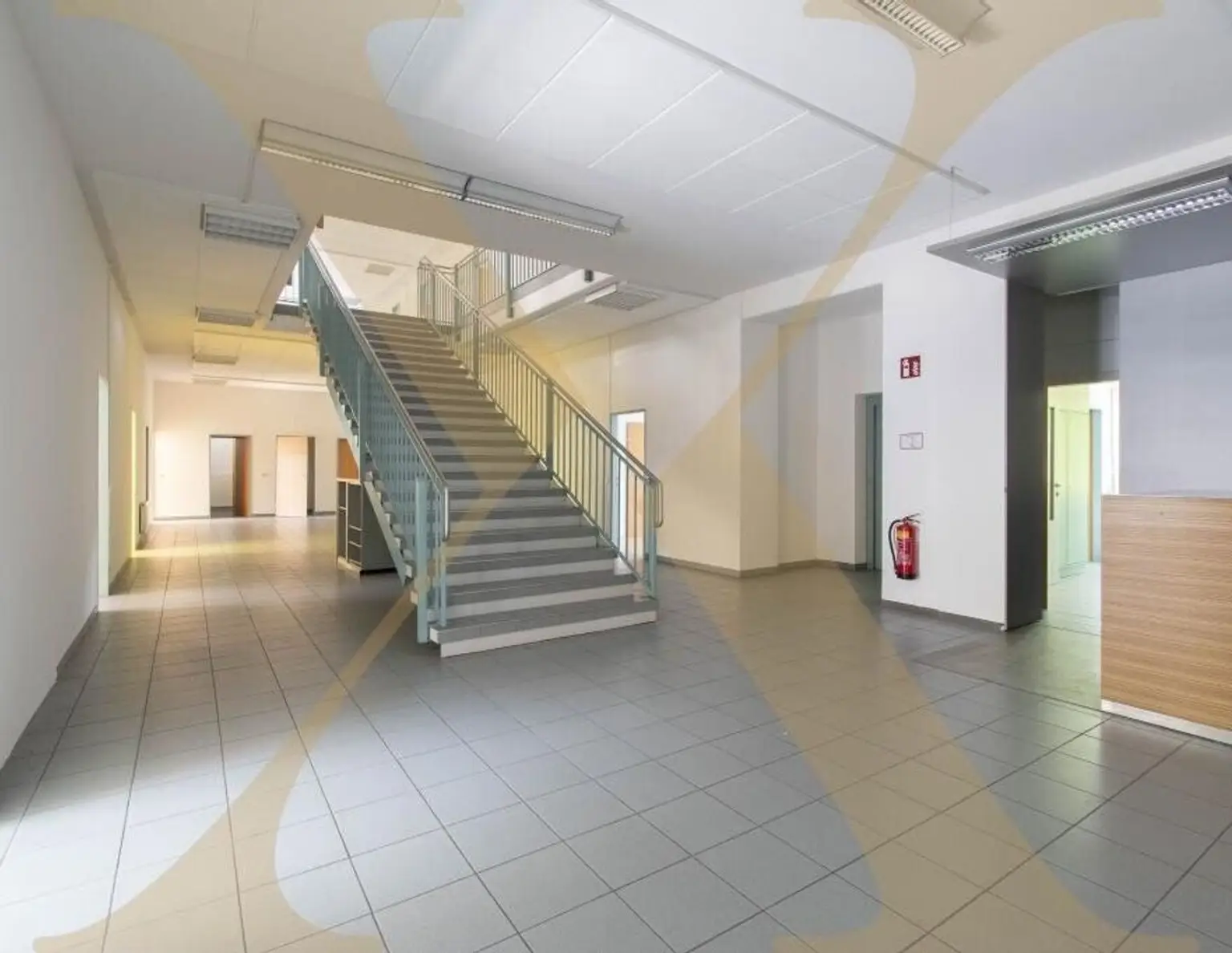 Großzügige 3-geschoßige ca. 1.471,24m² Bürofläche in Trauner Zentrumslage zu vermieten!
