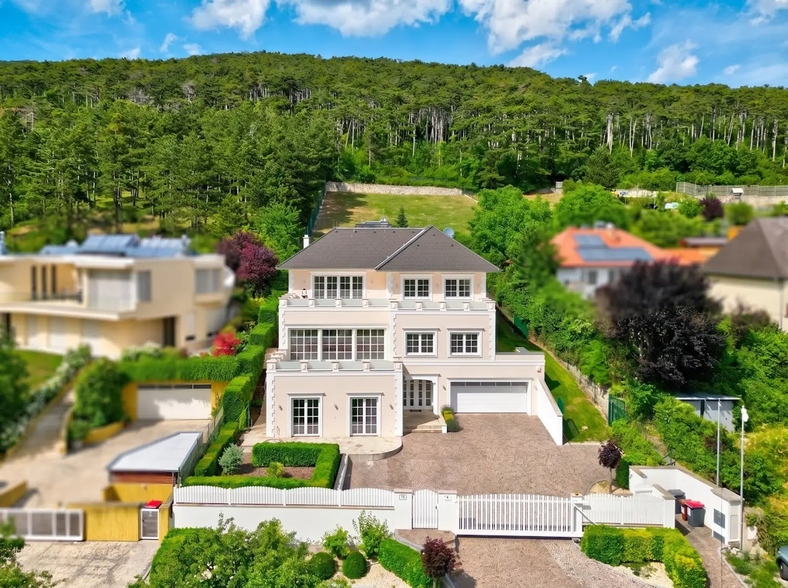 Traumhafte Villa mit Indoor Pool + großem Garten zu verkaufen!