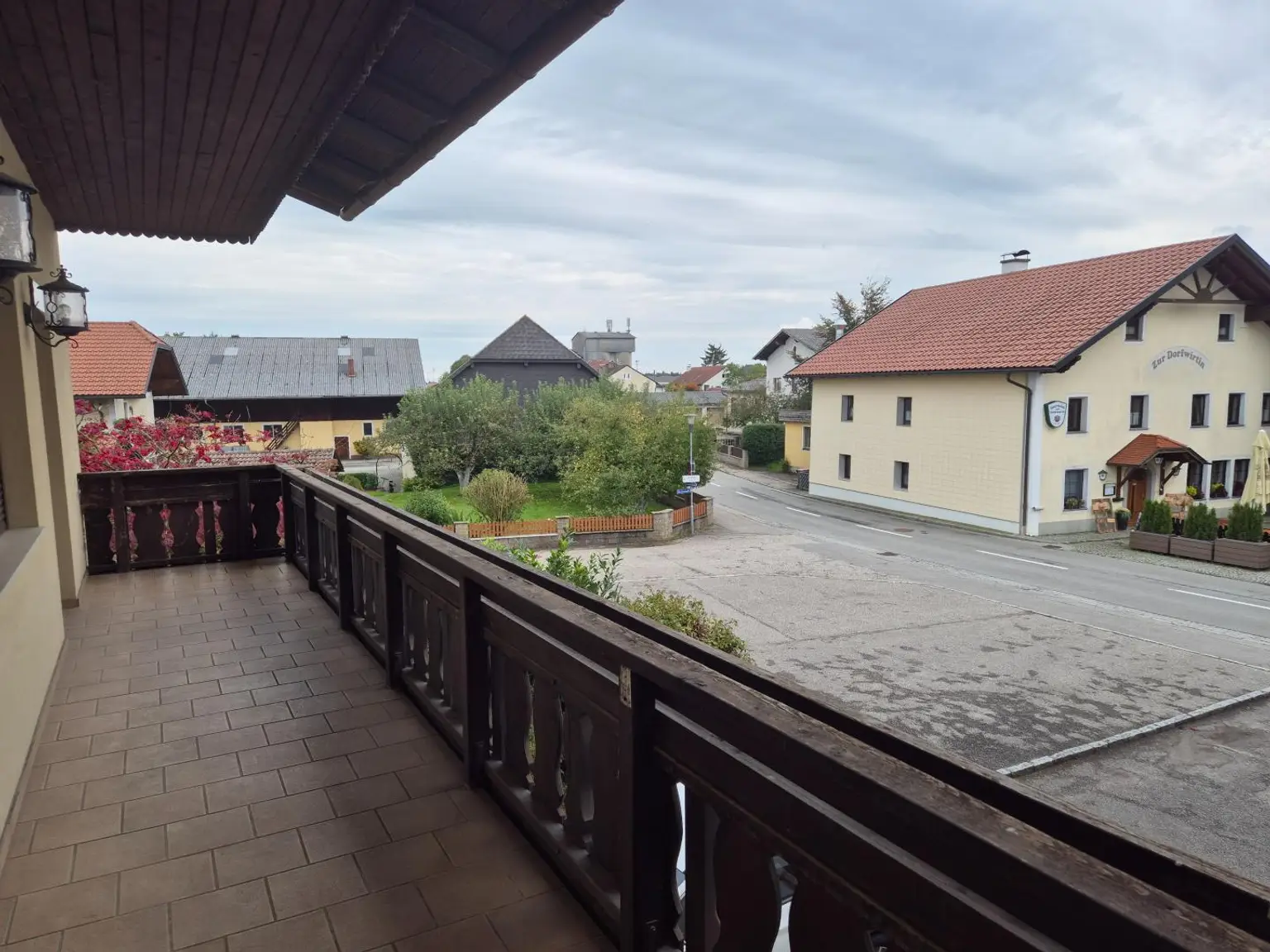 Mehrfamilienhaus mit Geschäftslokal