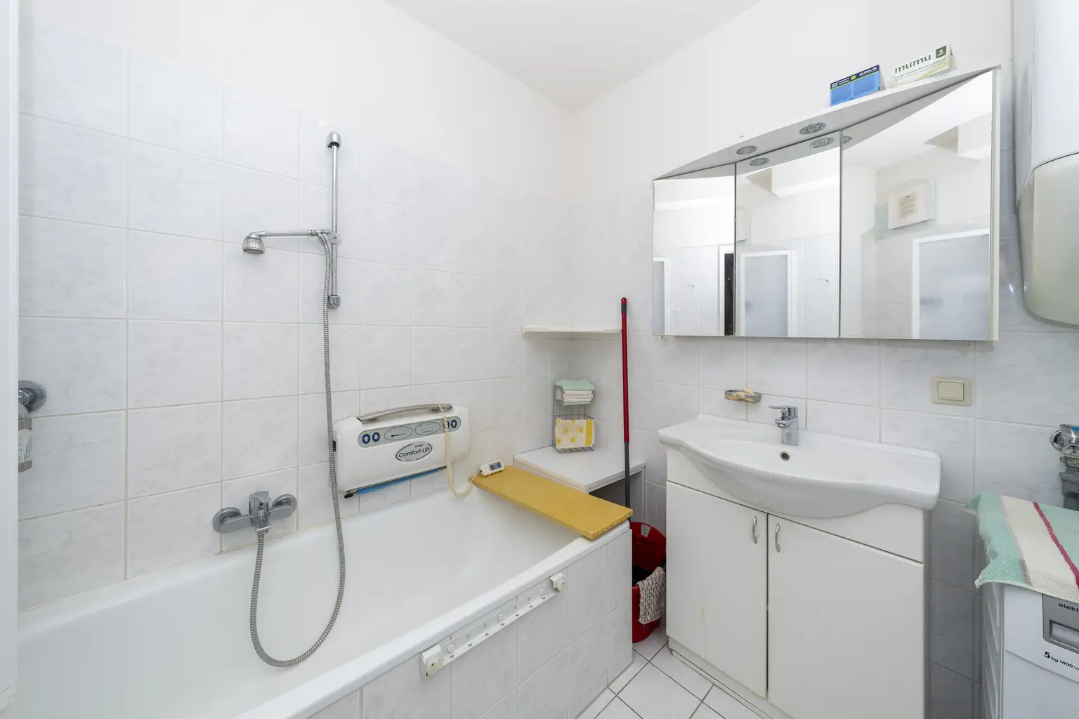 ++ Ruheoase im Zemtrum:  Barrierefreie 2-Zimmer-Wohnung mit Balkon, Grünblick und Tiefgaragenplatz ++