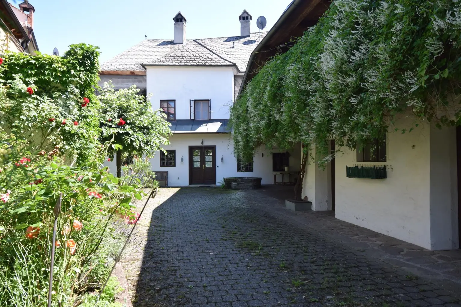 Haus mit Wirtschaftstrakt