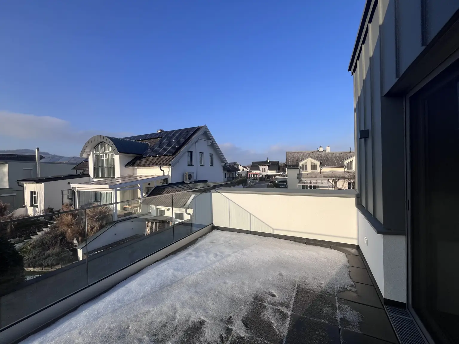 Erstbezug !! Traumhafte Doppelhaushälfte , Wohnkeller  mit Garten und 2 Stellplätzen!