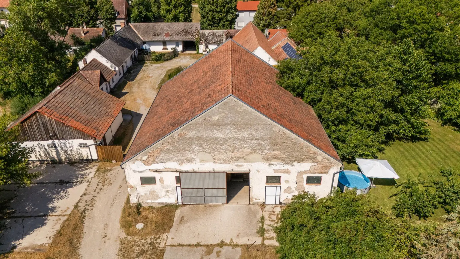 "Großzügiges Grundstück mit Pferdehof und sanierungsbedürftigem Haus – nur Minuten von Wien entfernt"