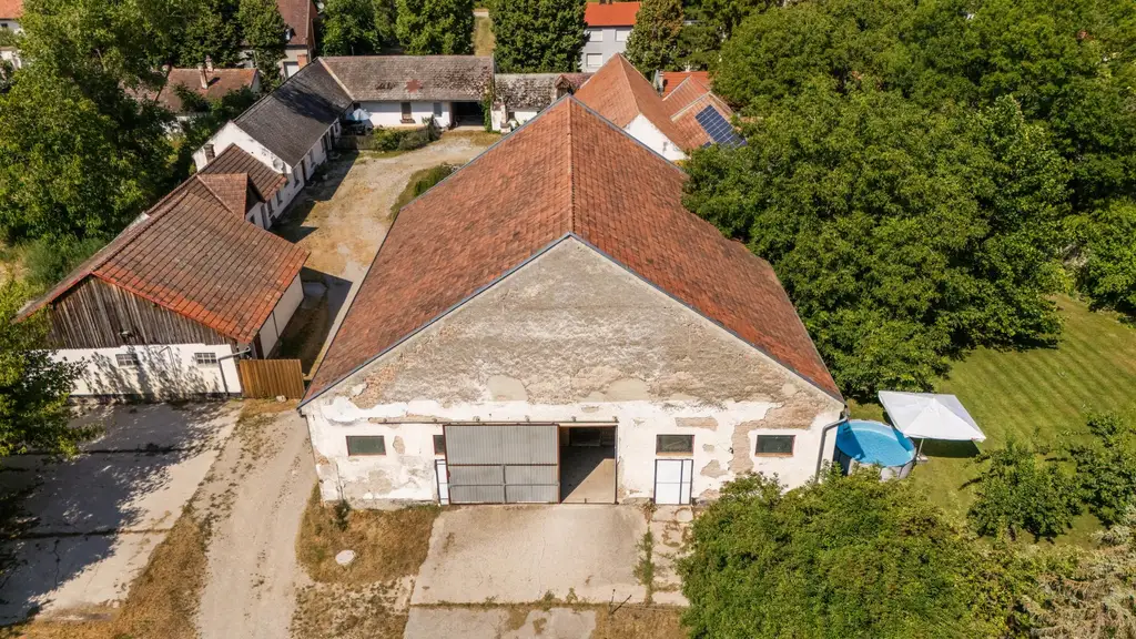 "Großzügiges Grundstück mit Pferdehof und sanierungsbedürftigem Haus – nur Minuten von Wien entfernt"