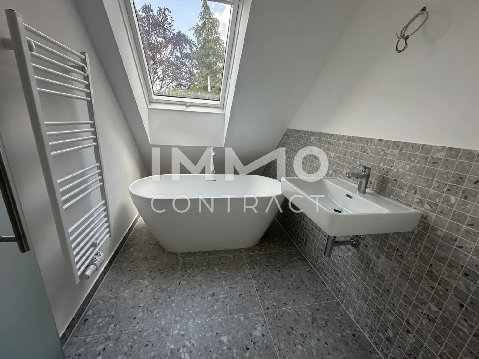 EIN WAHRES FAMILIENPARADIES - 4 ZIMMER MAISONETTE MIT GARTEN und BALKON!