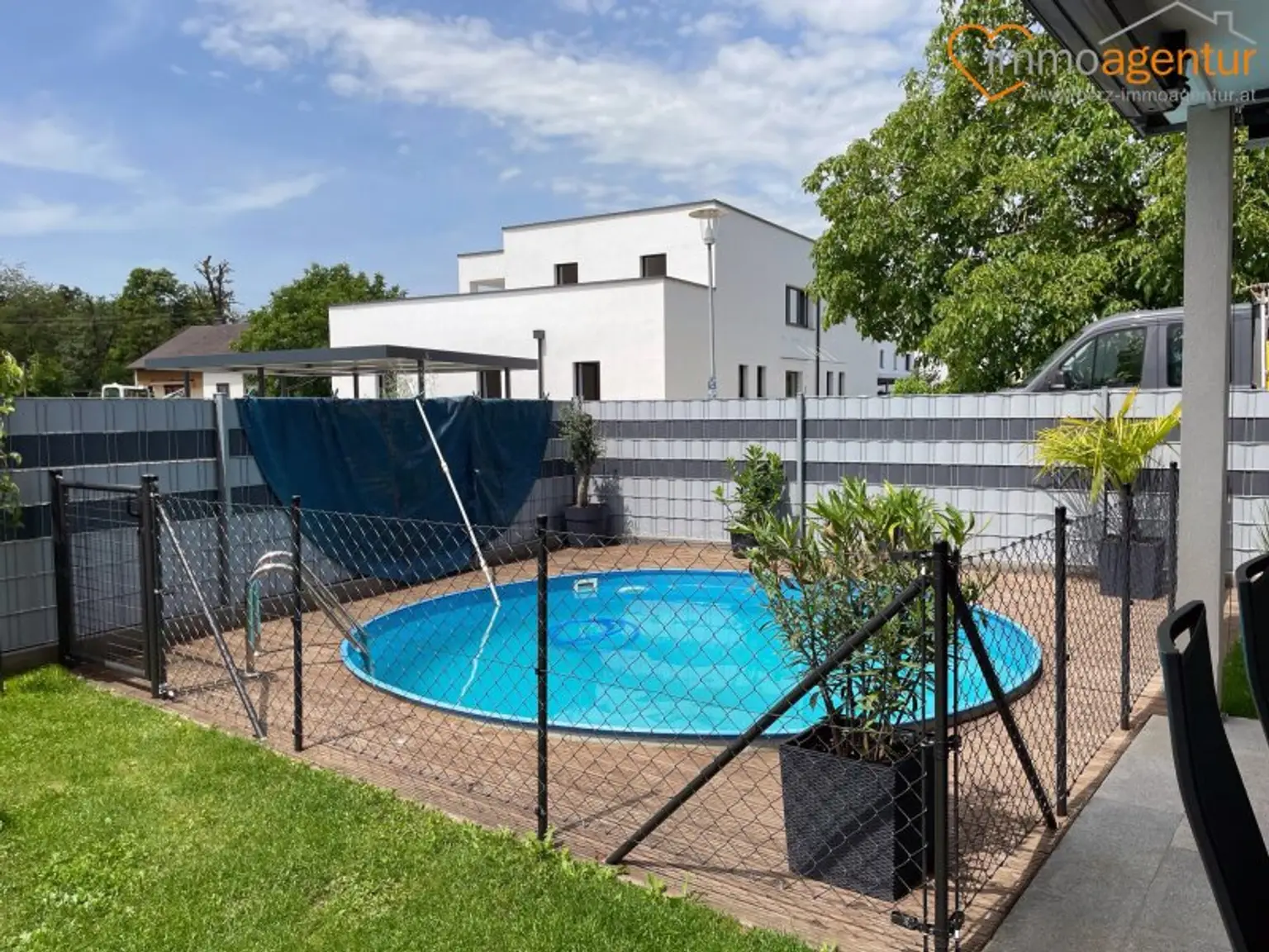 Family-Feeling trifft Wohnkomfort!  Neuwertig, modern, familienfreundliche Gartenwohnung mit Pool zum Verlieben!