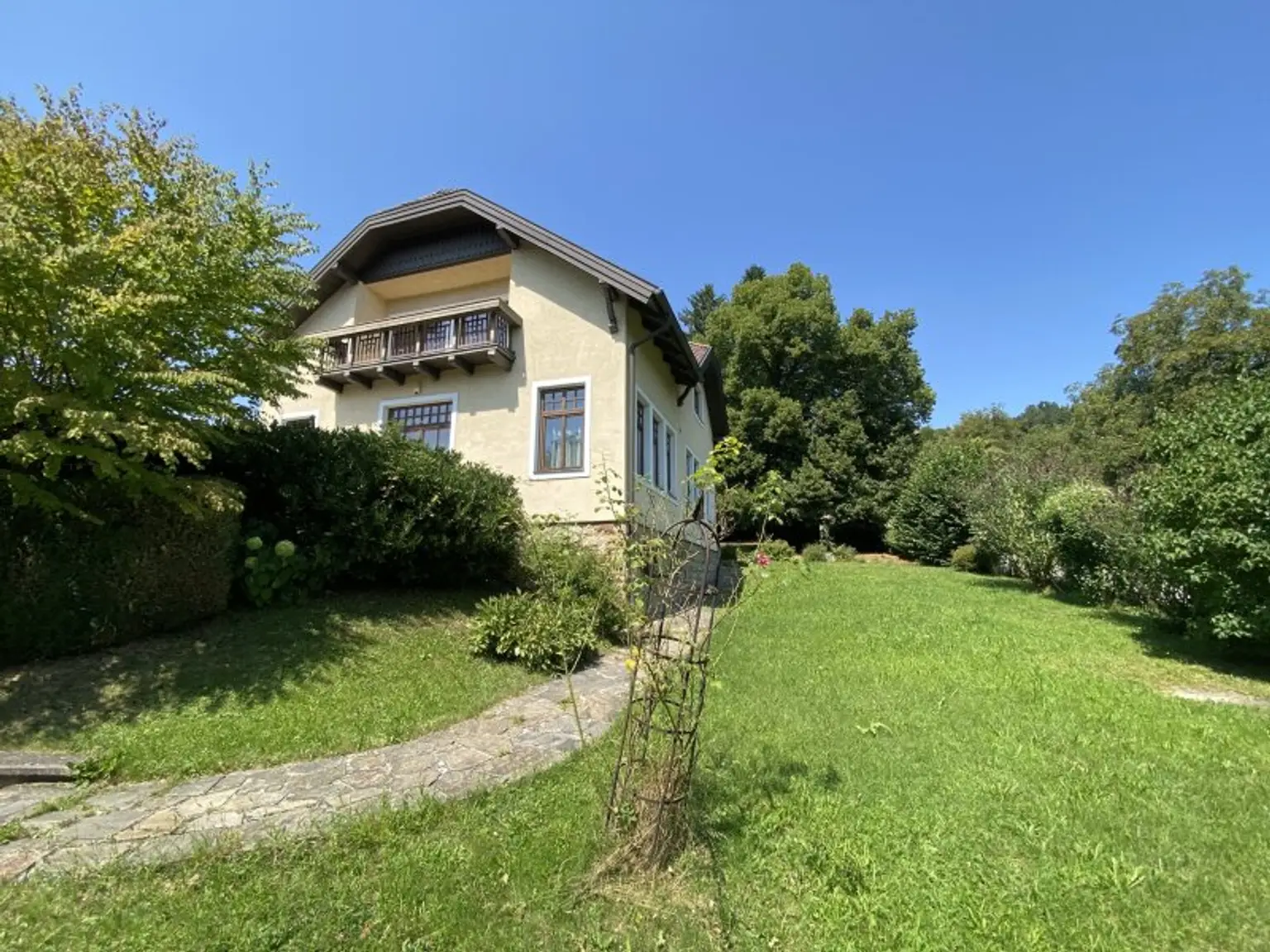 PREISREDUKTION + ALTVILLA + FERNSICHT + SONNIG + schöner GARTEN + PERFEKTE Einteilung!