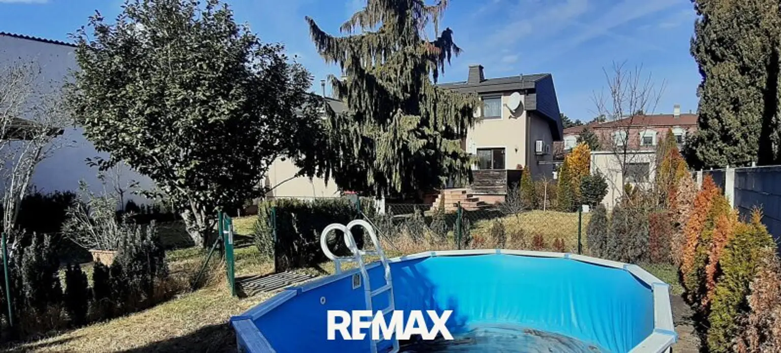 Blick v. Garten z. Haus und Pool