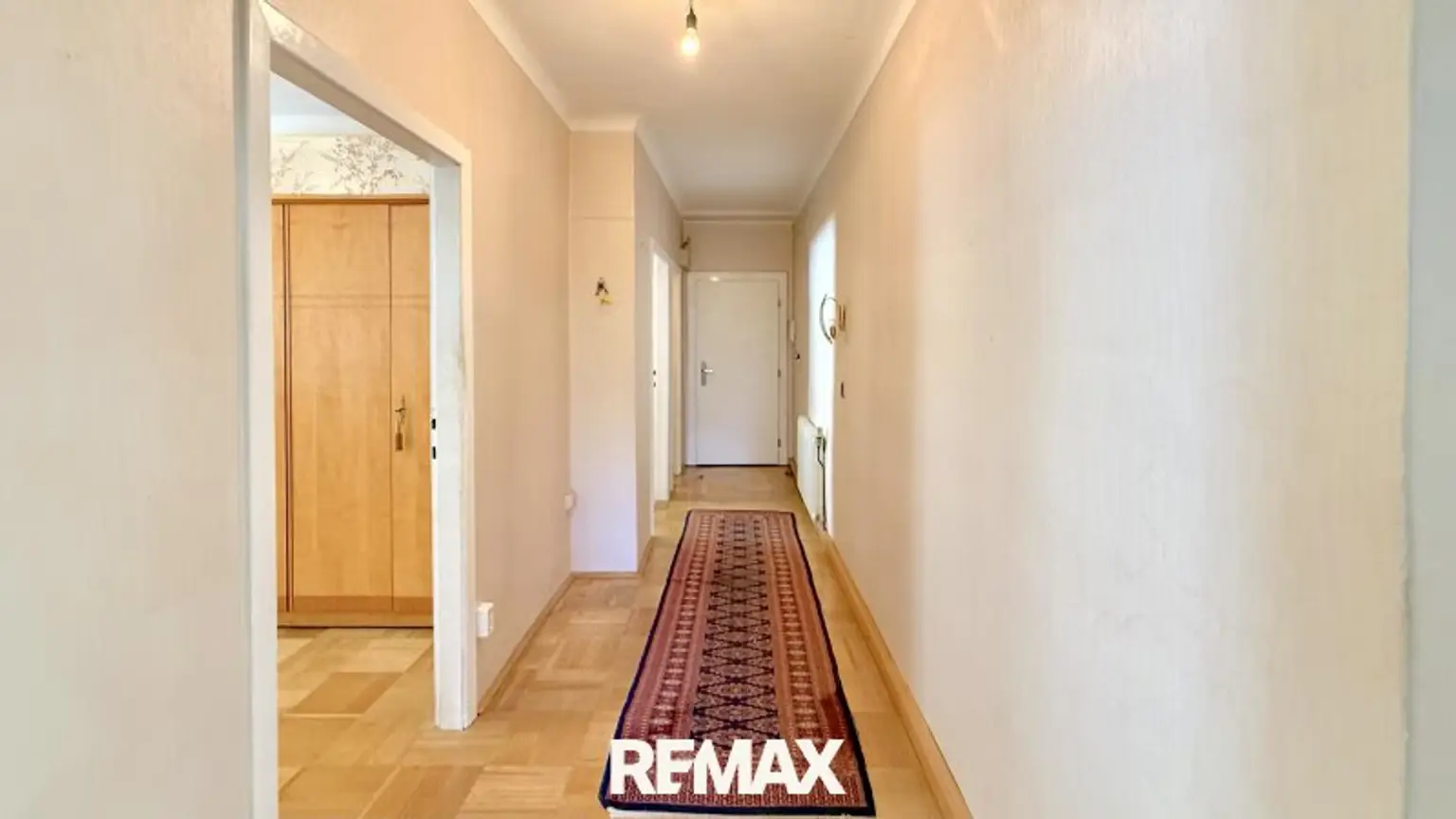Vorzimmer Blickrichtung Eingangstür aktuell