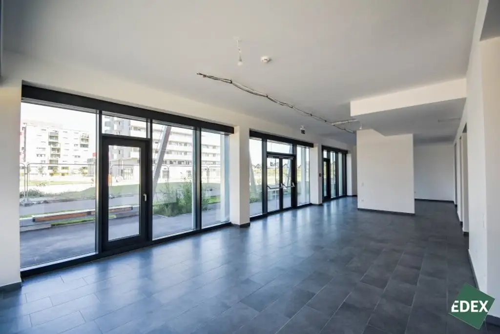 Moderne Geschäftsfläche in Neubausiedlung nahe Badeteich Hirschtetten