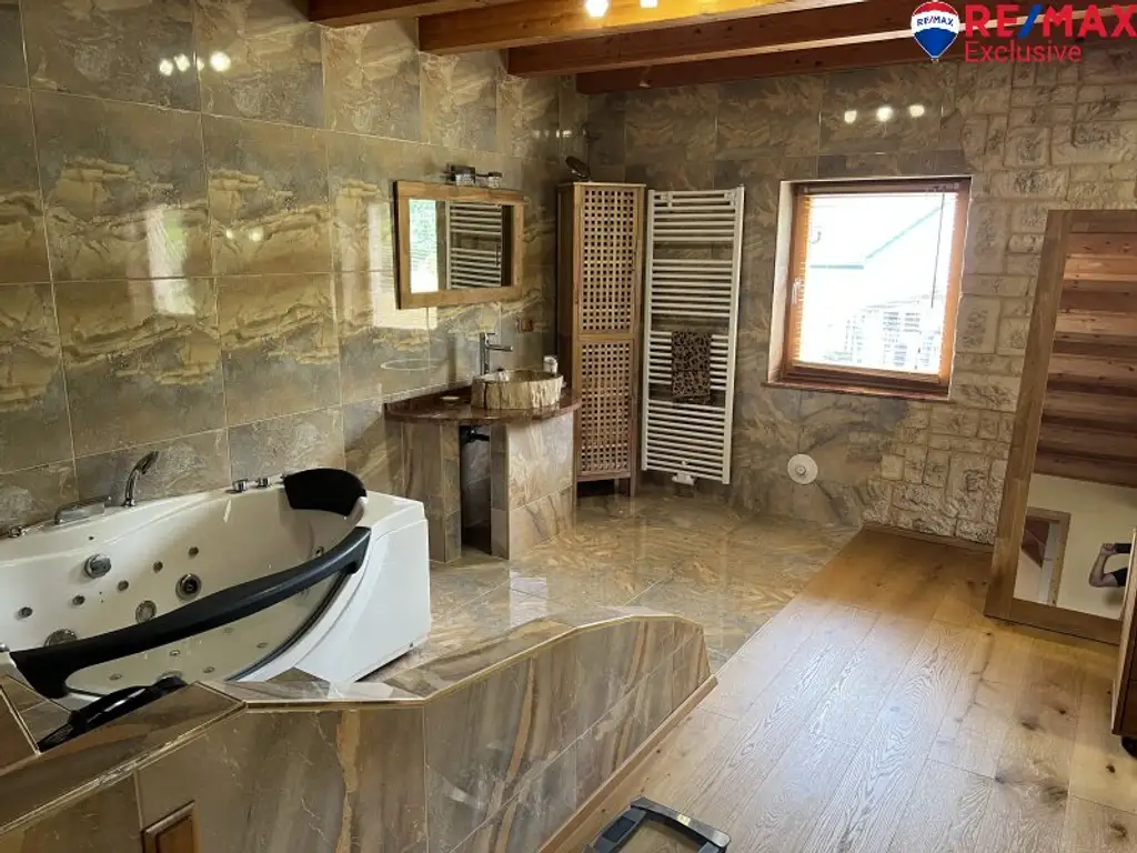 Charmantes Bauernhaus in Schwarzenbach – Ihr neues Zuhause mit Garten und Kamin!