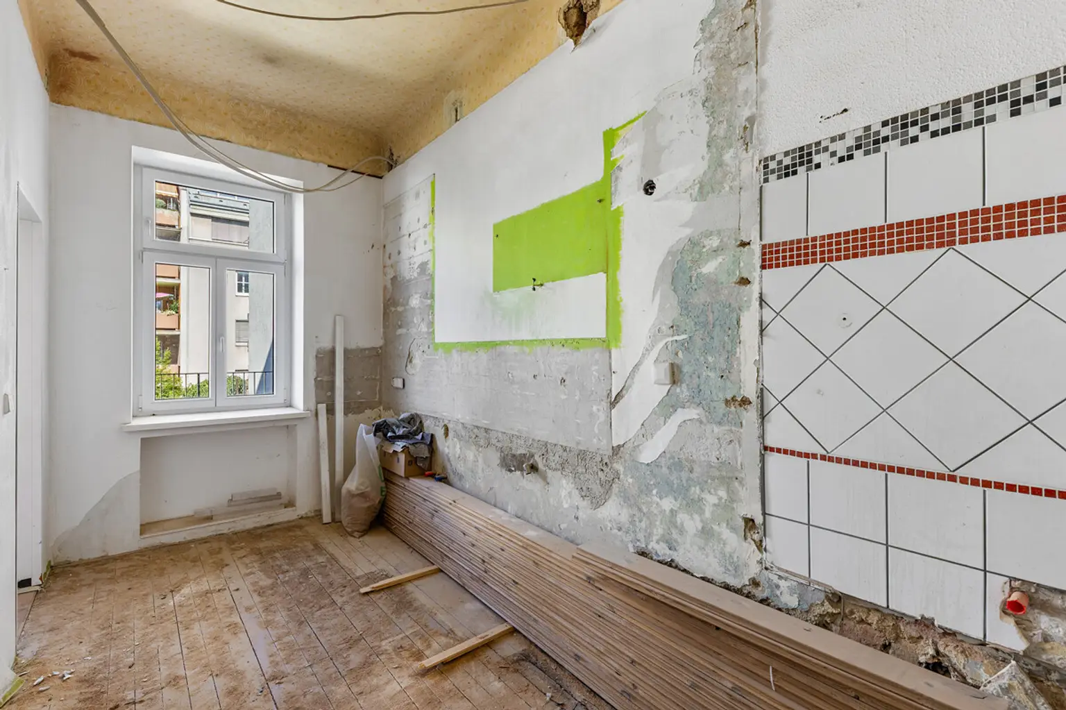 Helle Altbauwohnung inklusive Balkon - sanierungsbedürftig