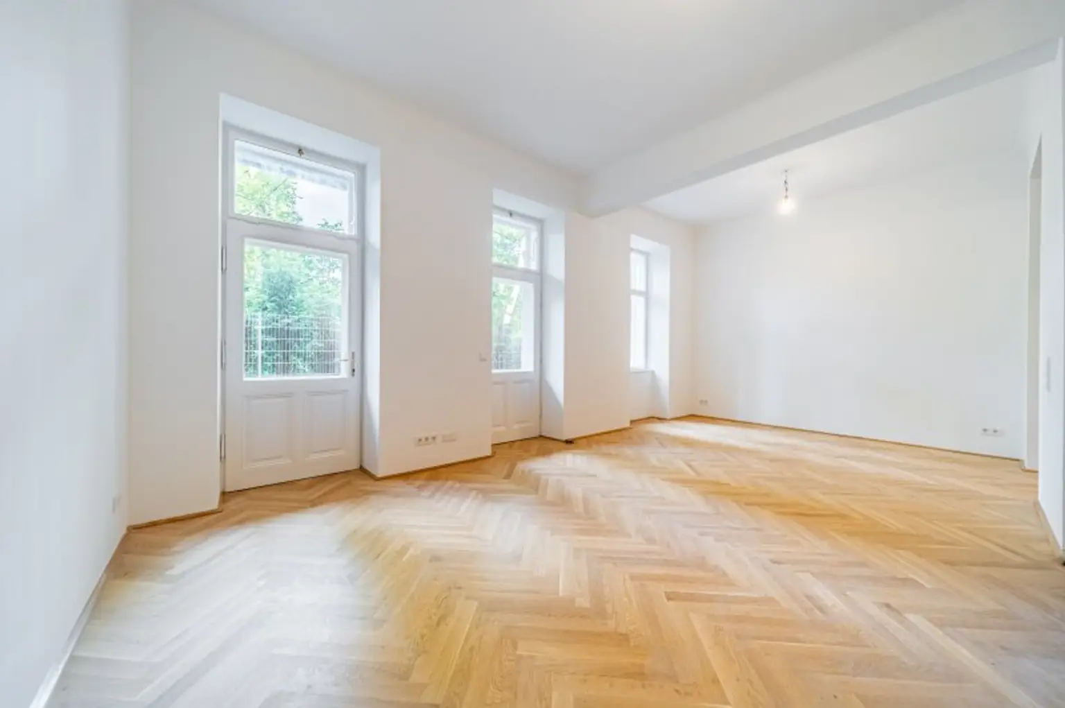Eleganter Erstbezug: Stilvolle 2-Zimmer-Wohnung mit großzügiger Terrasse in idyllischer Ruhelage und Grünblick