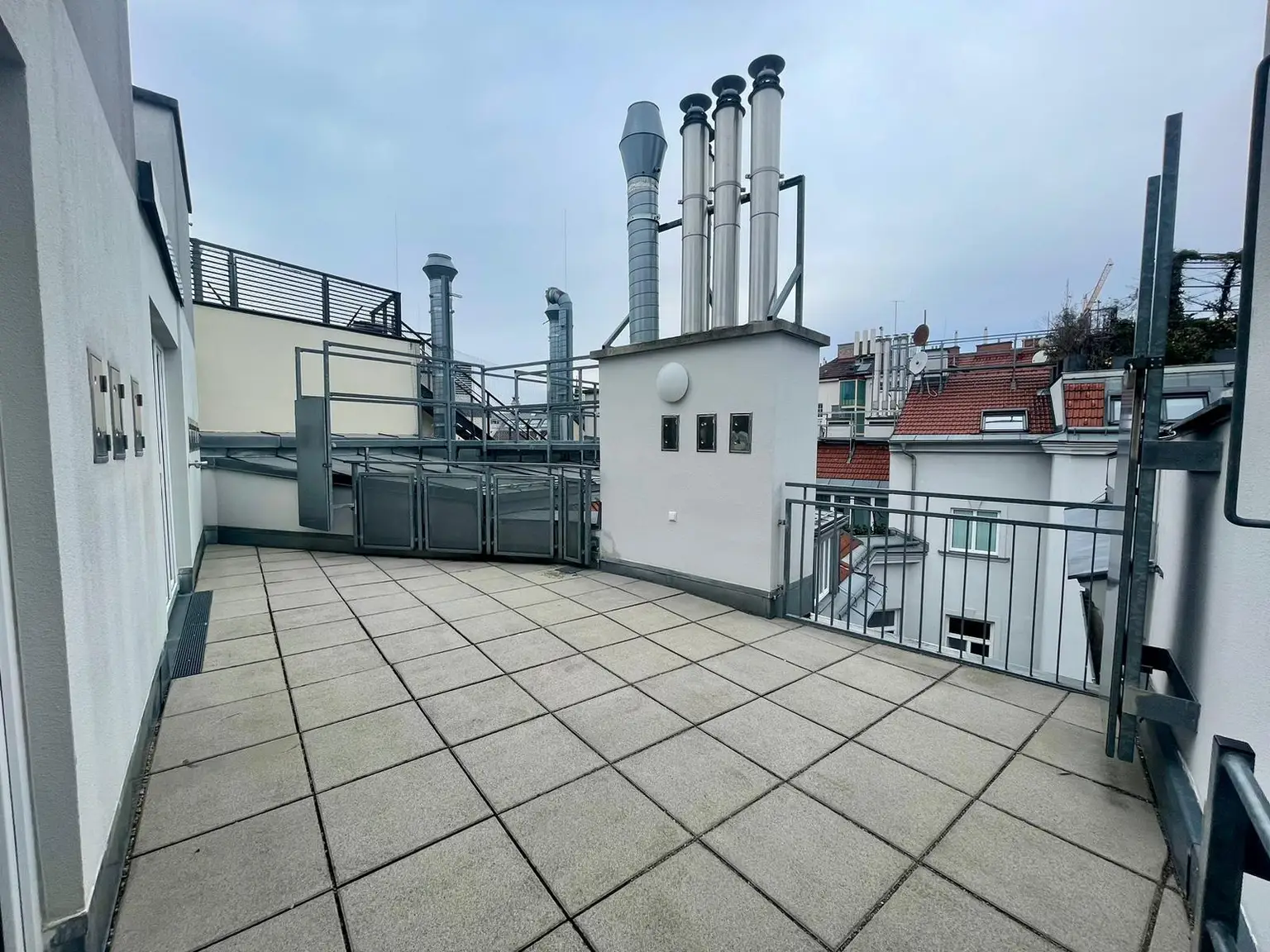 Modernes Wohnen nahe Naschmarkt: Klimatisierte Dachgeschoßwohnung mit Balkon und Terrasse