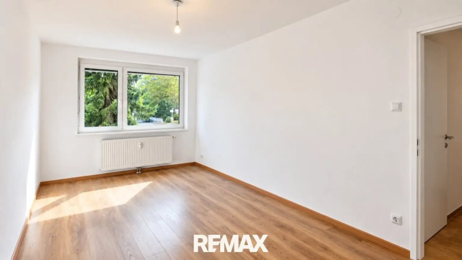 Schlafzimmer mit traumhaften Grünblick