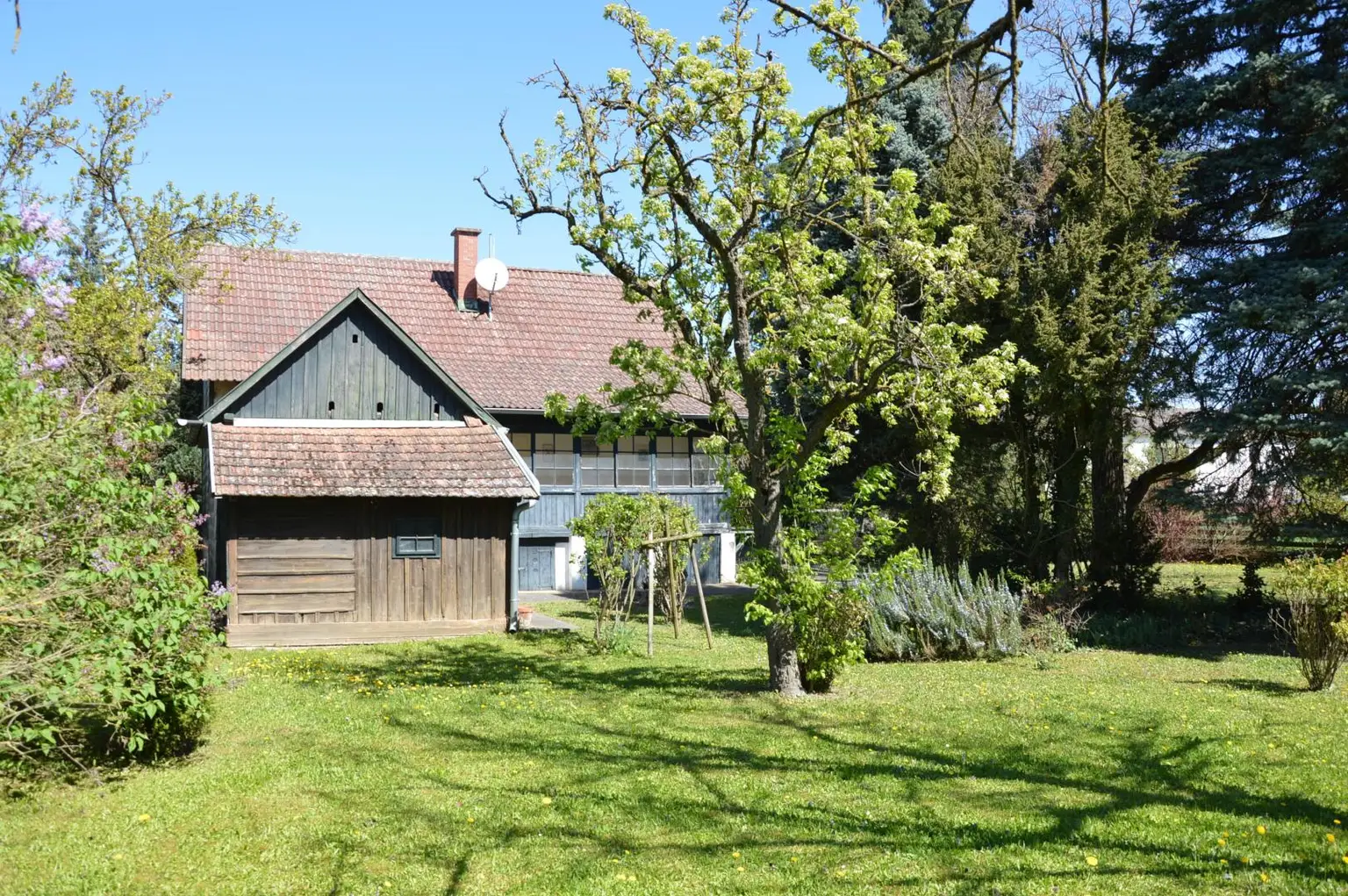Häuschen auf großem Baugrund