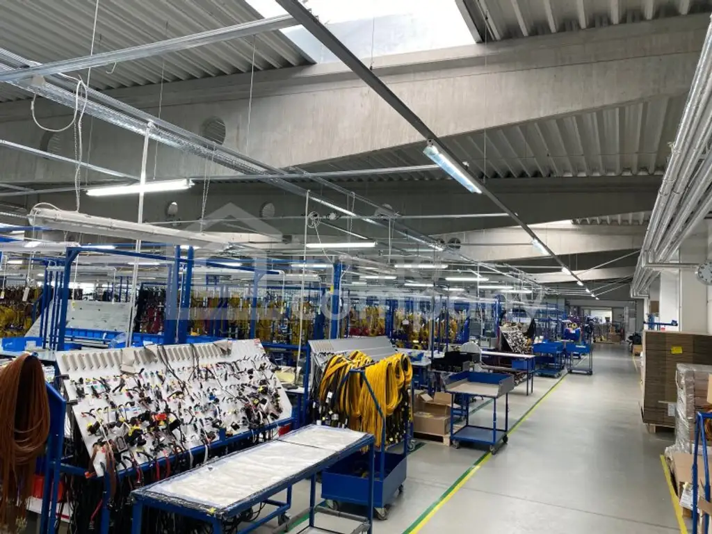 Rendite- Gewerbeobjekt, in Hlohovec/Slowakei, Produktion, Lager, Bürogebäuden  ca.11.000m² vermieteter Fläche.