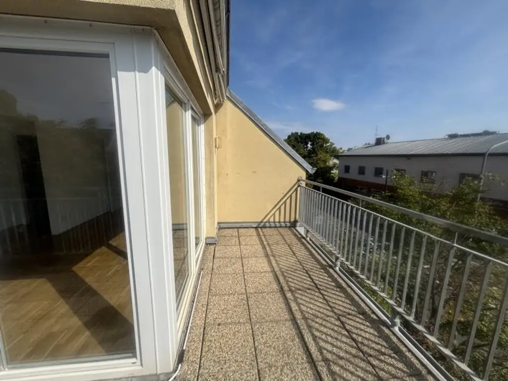Traumhafte 3- Zimmer Dachgeschoßwohnung über zwei Etagen mit Terrasse