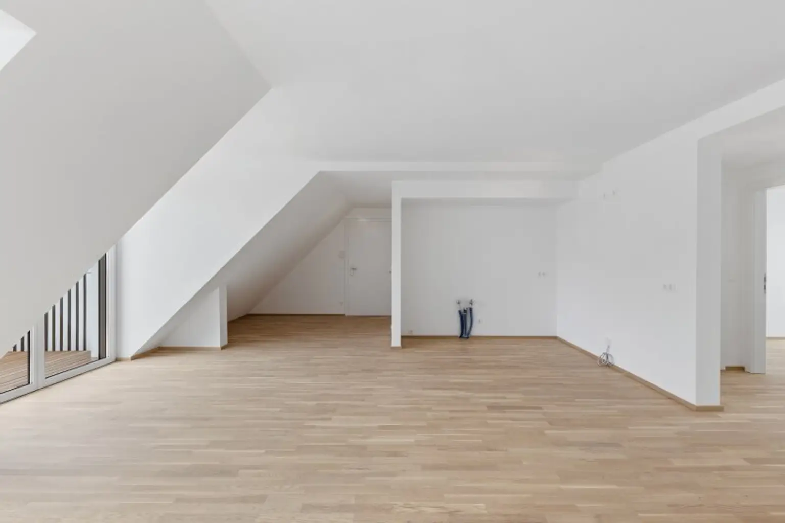 3-Zimmer-Dachgeschosswohnung (Massivbauweise) mit Balkon in generalsaniertem Altbau