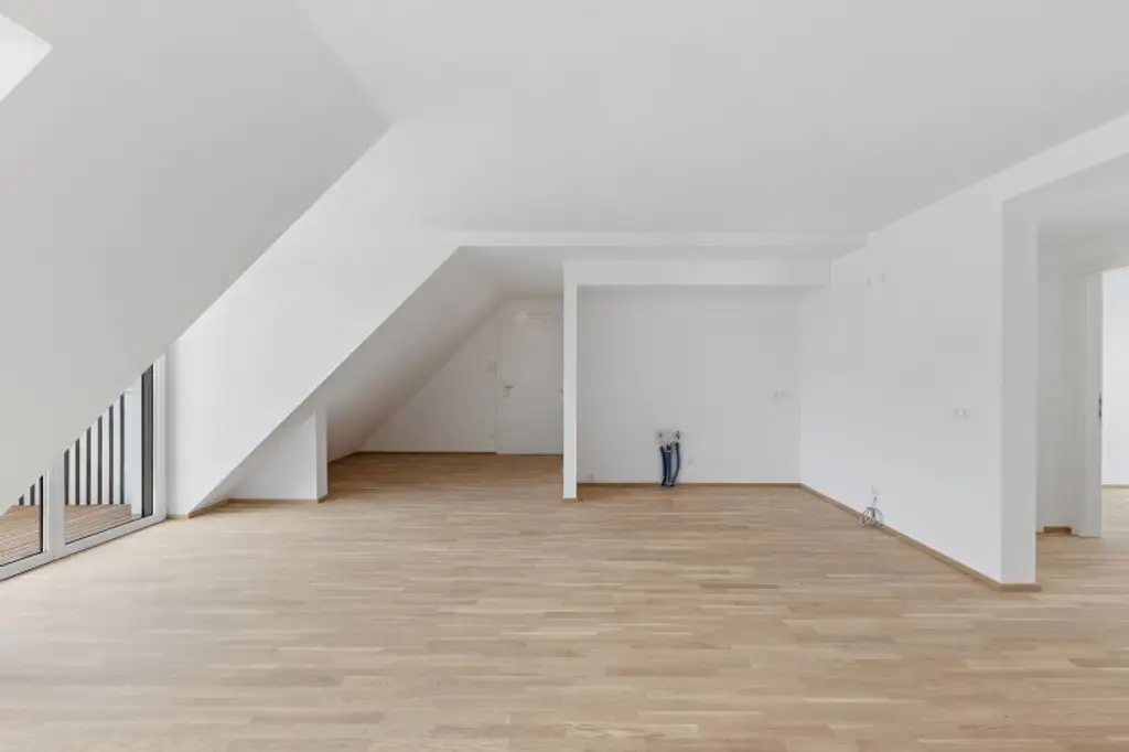 3-Zimmer-Dachgeschosswohnung (Massivbauweise) mit Balkon in generalsaniertem Altbau