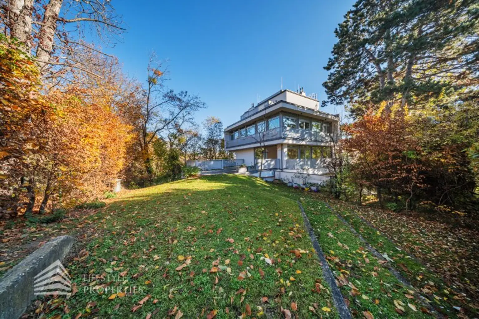 Wunderschöne 5 - Zimmer Wohnung mit Terrasse und Garten