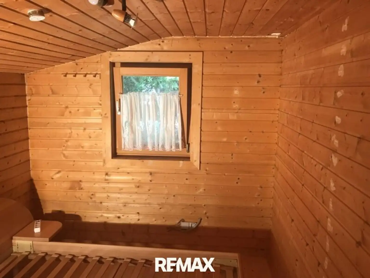Schlafzimmer mit Blick in den Garten