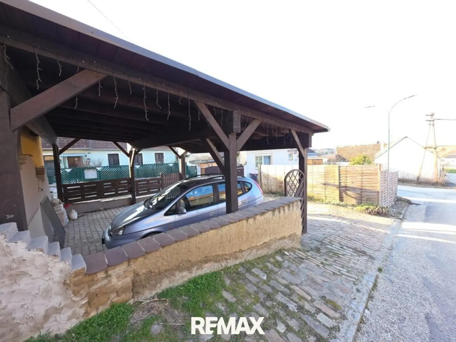 sehr großes Carport