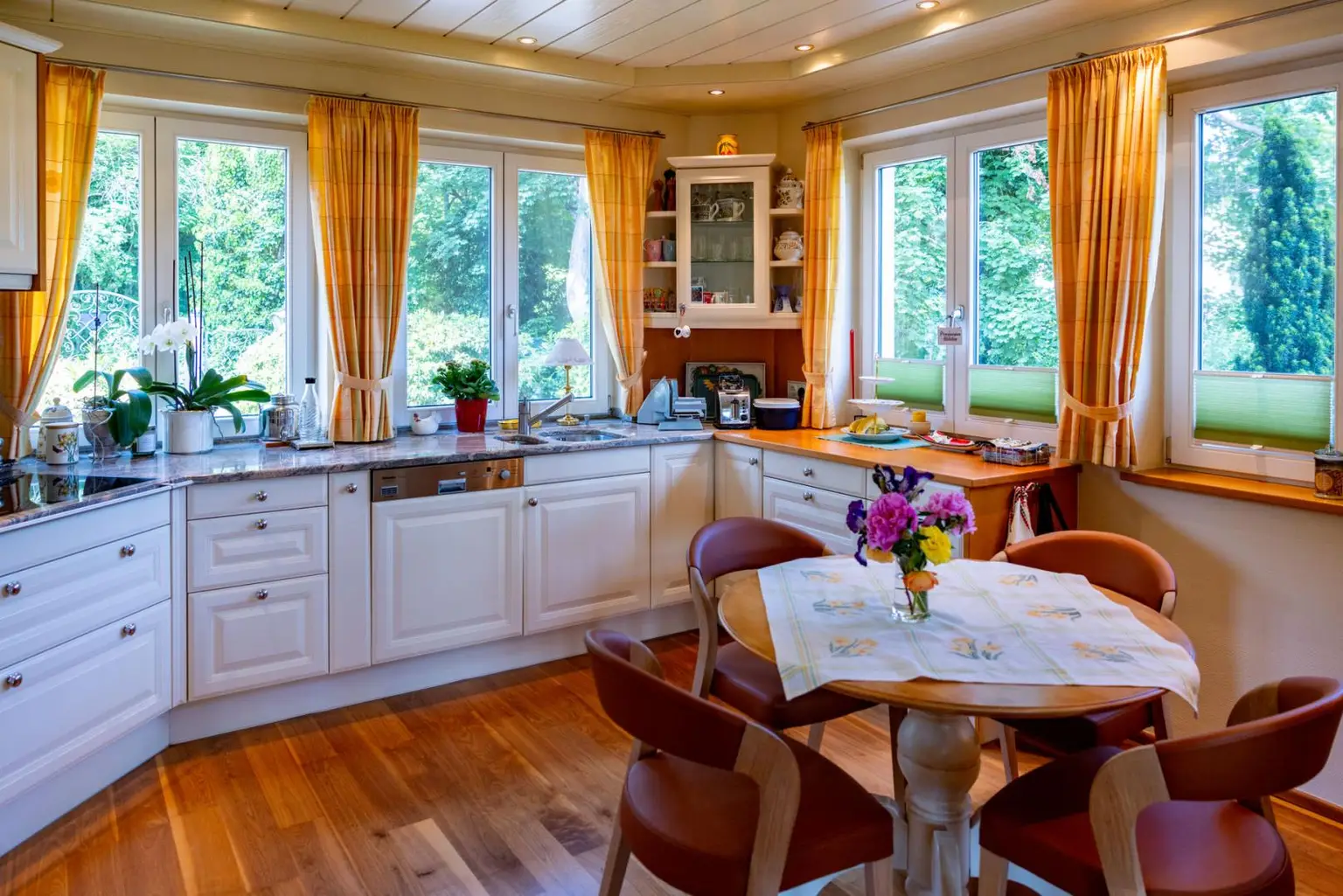 Luxuriöse Villa mit Panoramablick, Swimmingpool und großem Garten in Baden bei Wien