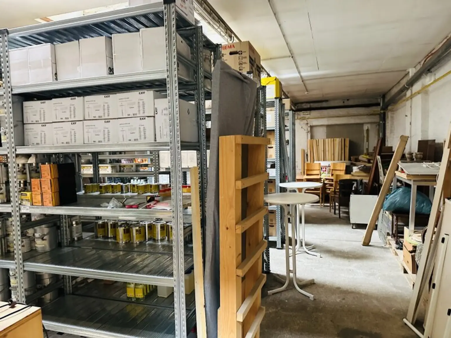 Wunderschöne Lagerhallen mit Büro, Parkplätzen, gute Erreichbarkeit, gute Zufahrt