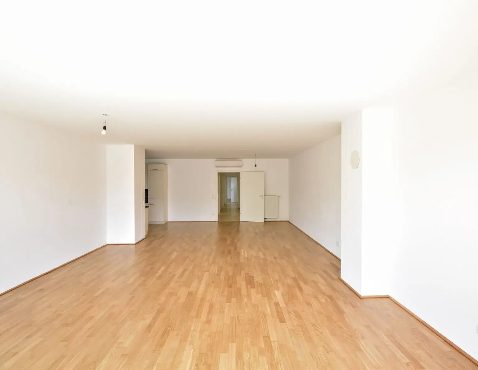 Helle 5-Zimmer-Wohnung mit Westbalkon, Klimaanlage und Tiefgarage