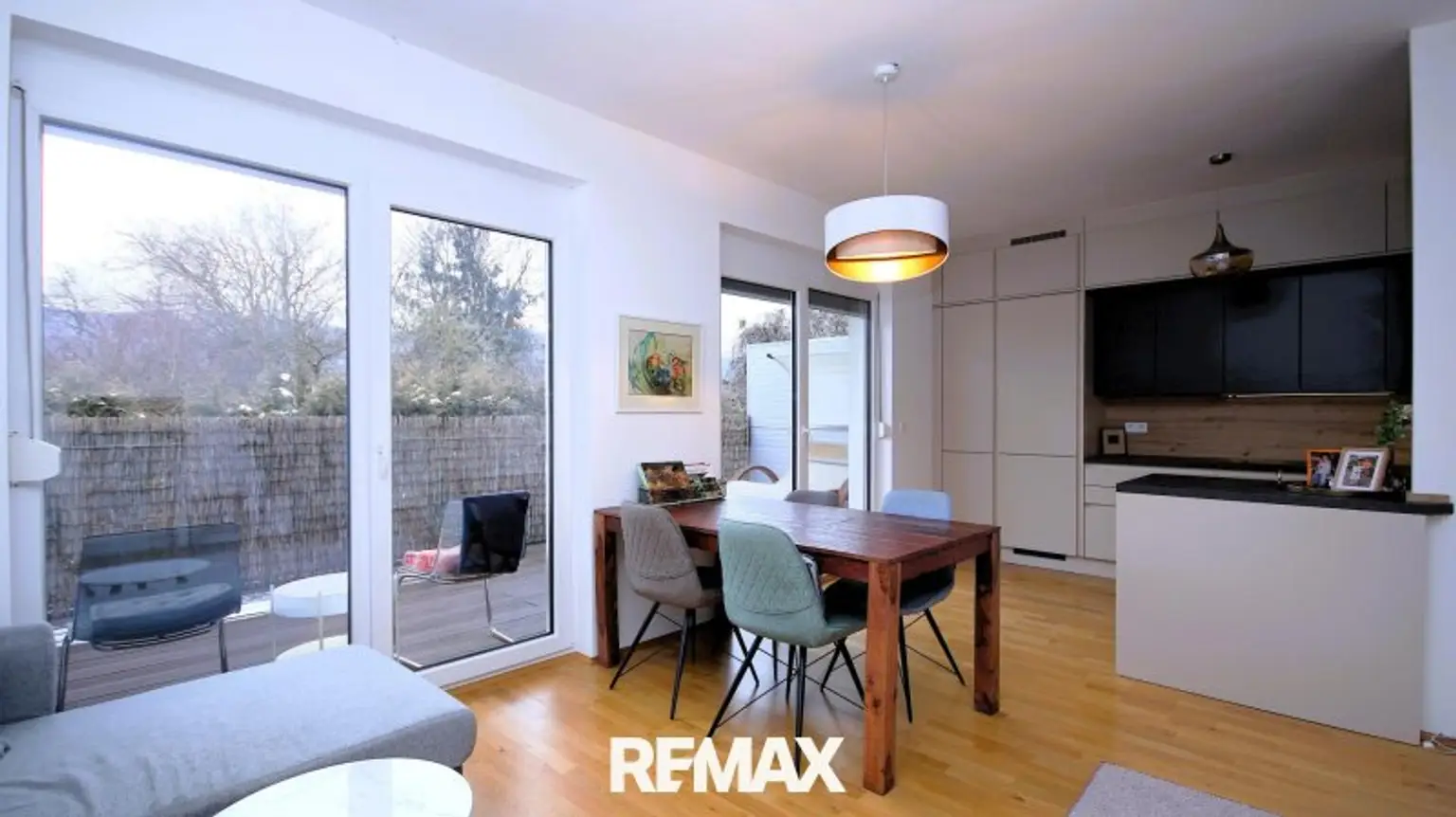 Wohnzimmer mit Ausgang zum Balkon