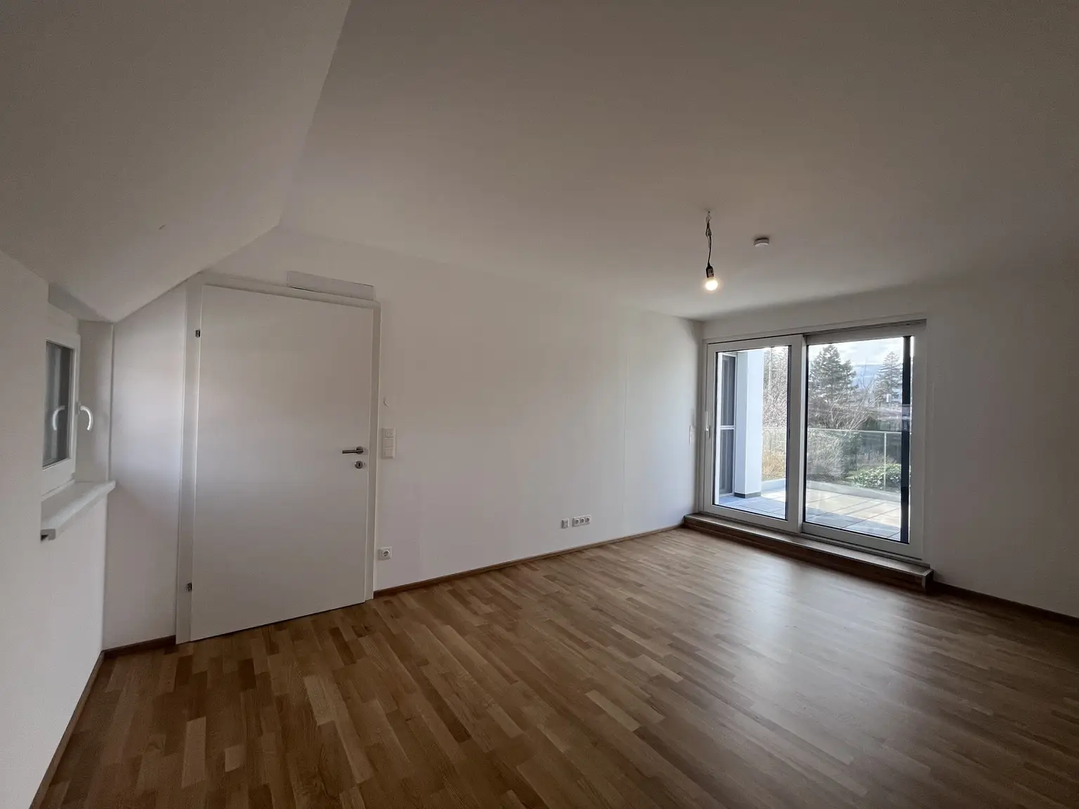 Erstbezug !! Traumhafte Doppelhaushälfte , Wohnkeller  mit Garten und 2 Stellplätzen!