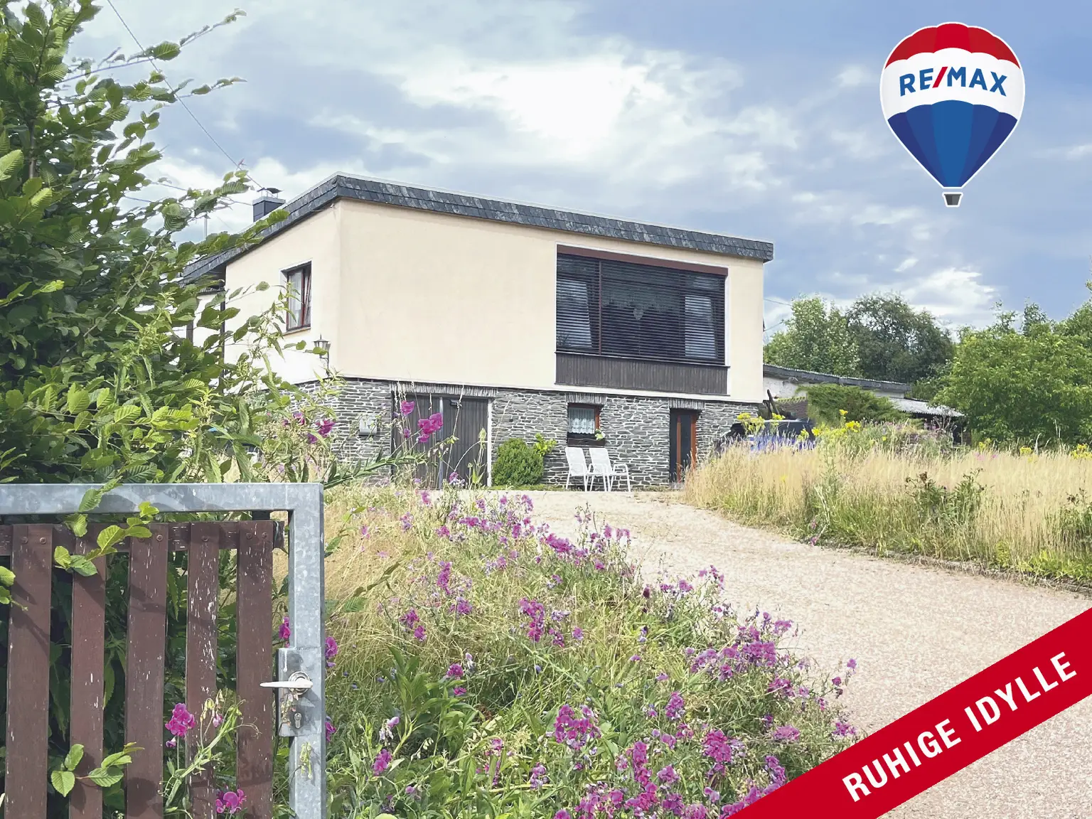 Ein Stück Freiheit im Grünen
Flachdach-Bungalow mit großem Grundstück
in Nonnweiler-Bierfeld !!!