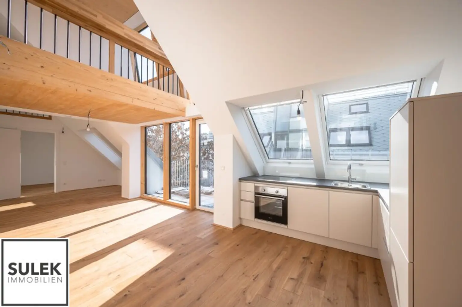 lichtdurchfluteter DG-Erstbezug mit offener Galerie und hochwertiger Ausstattung