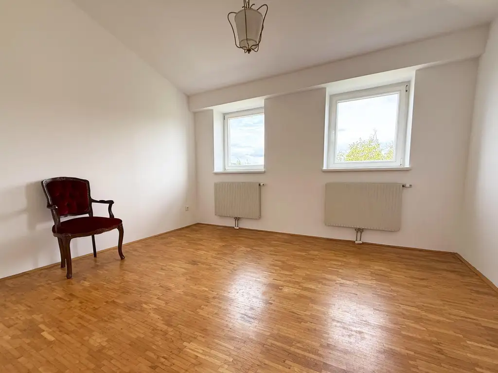 Exklusives Dachgeschoß-Juwel in historischem Gebäude mit großem Gartenanteil