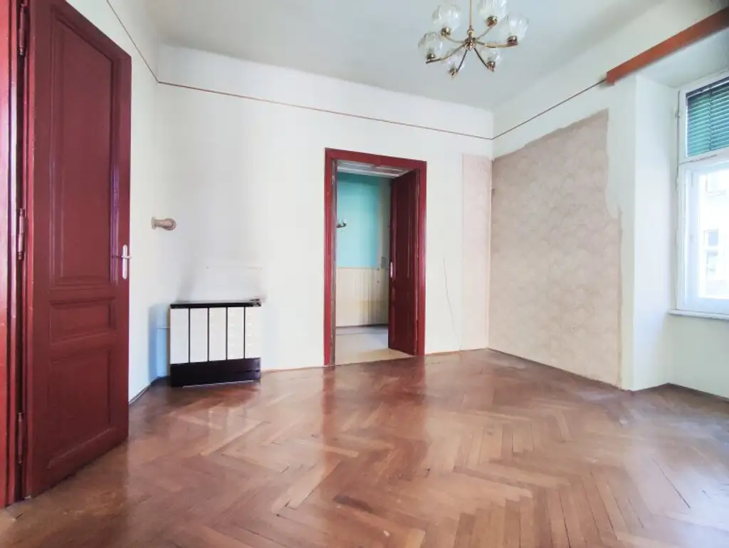 ALTBAU IN ZENTRALER LAGE - 3 zentral begehbare Zimmer durch Umbau möglich!