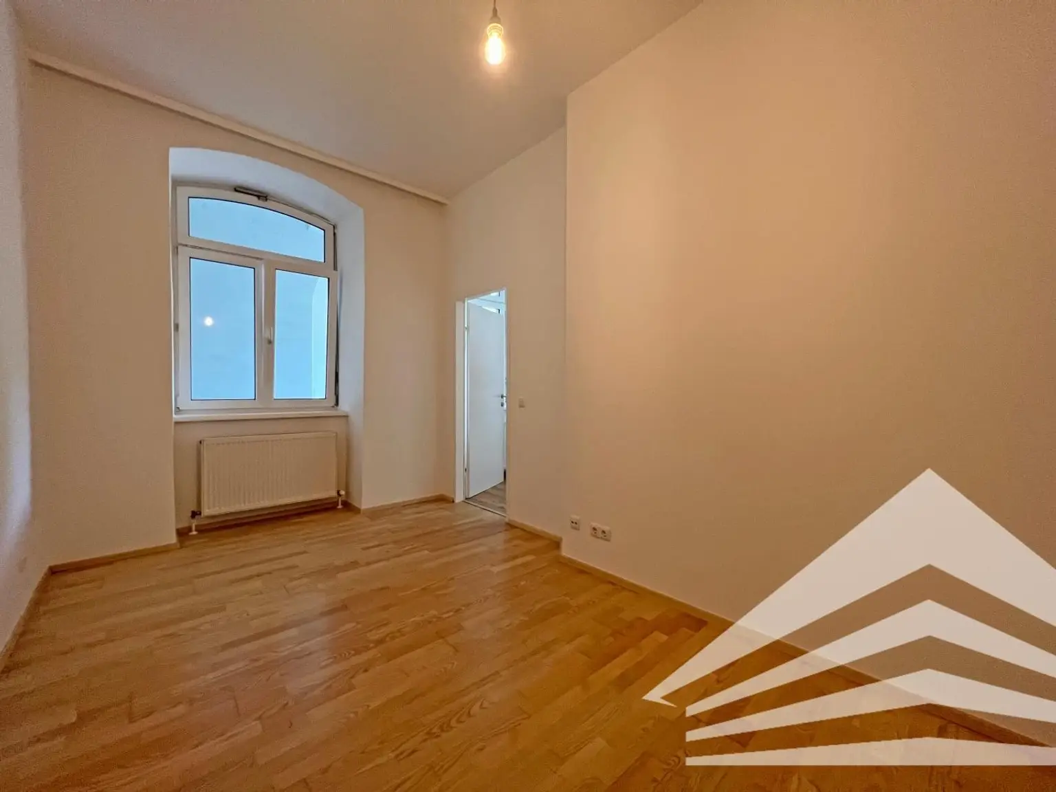 Renovierte 3 Zimmer-Altbau-Wohnung mit Küche in bester City-Lage - Nähe Landstraße