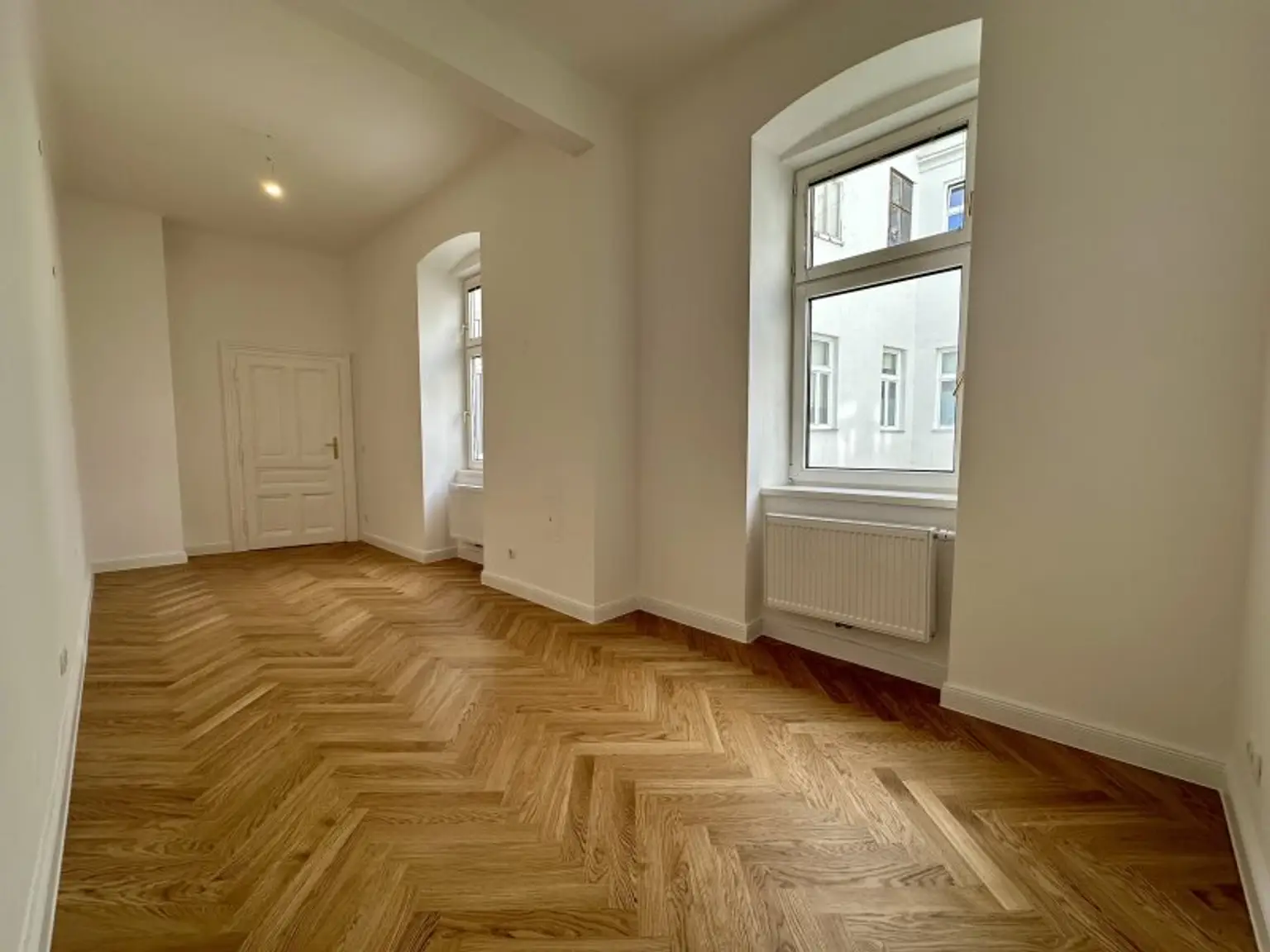 Stilvolle und geräumige 4-Zimmer-Altbauwohnung mit Balkon, nahe Währinger Straße