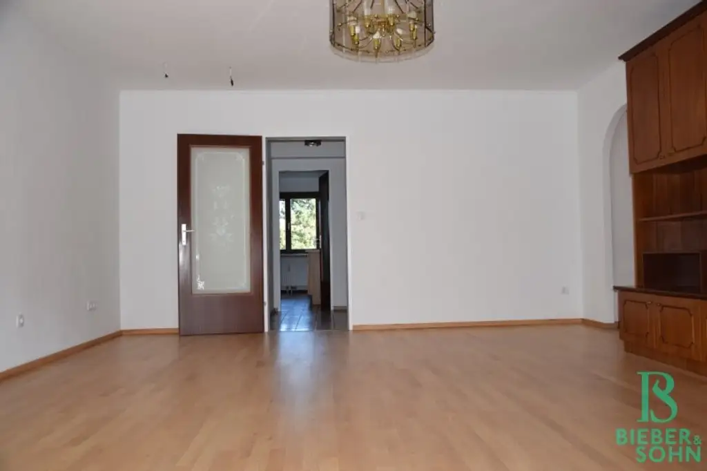 Eleganter "Retro-Style" - Großzügige, sonnige, ruhige Wohnung mit Süd-Loggia! 2 Garagenplätze!