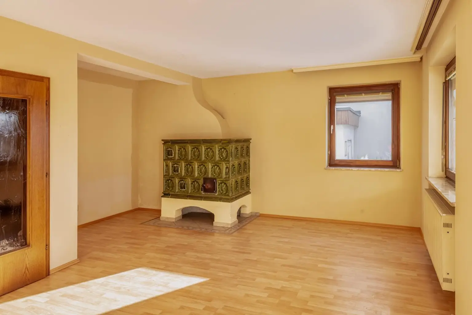 Wohnzimmer mit Kachelofen