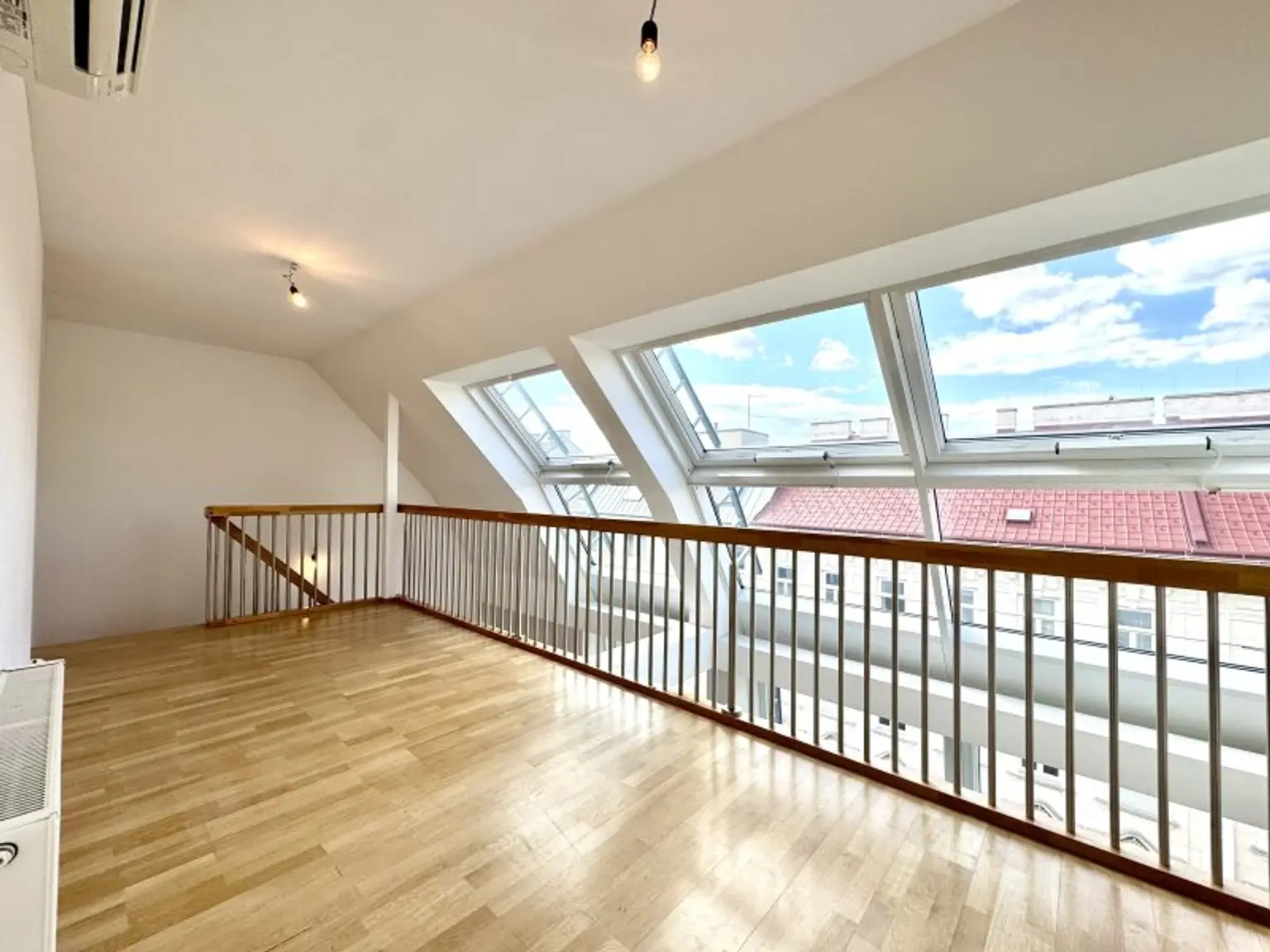 NEU! Lichdurchflutete Maissonette Dachgeschosswohnung mit Dachterrasse im Servitenviertel zu vermieten! Mit Blick auf Stephansdom und Kahlenberg!