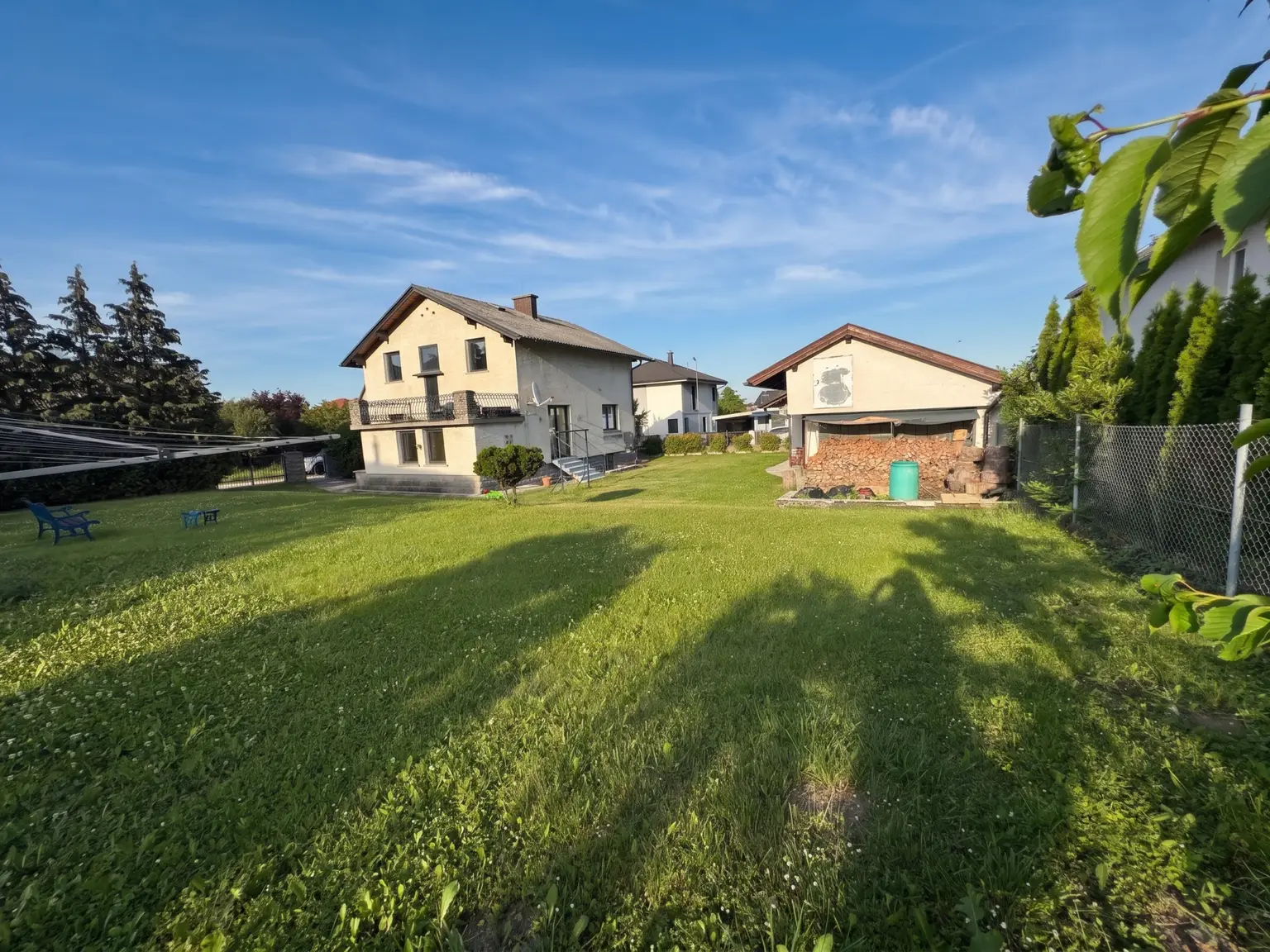 Tolle Liegenschaft mit Doppelgarage und Terrasse mit möglicher Sommerküche