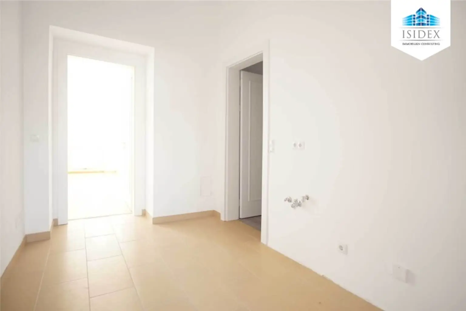 Hochwertig sanierte Altbauwohnung mit Balkon