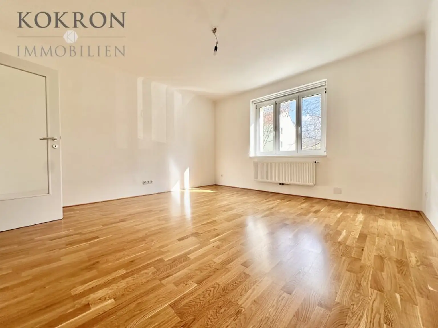 Sonniges Wohnzimmer mit Grünblick