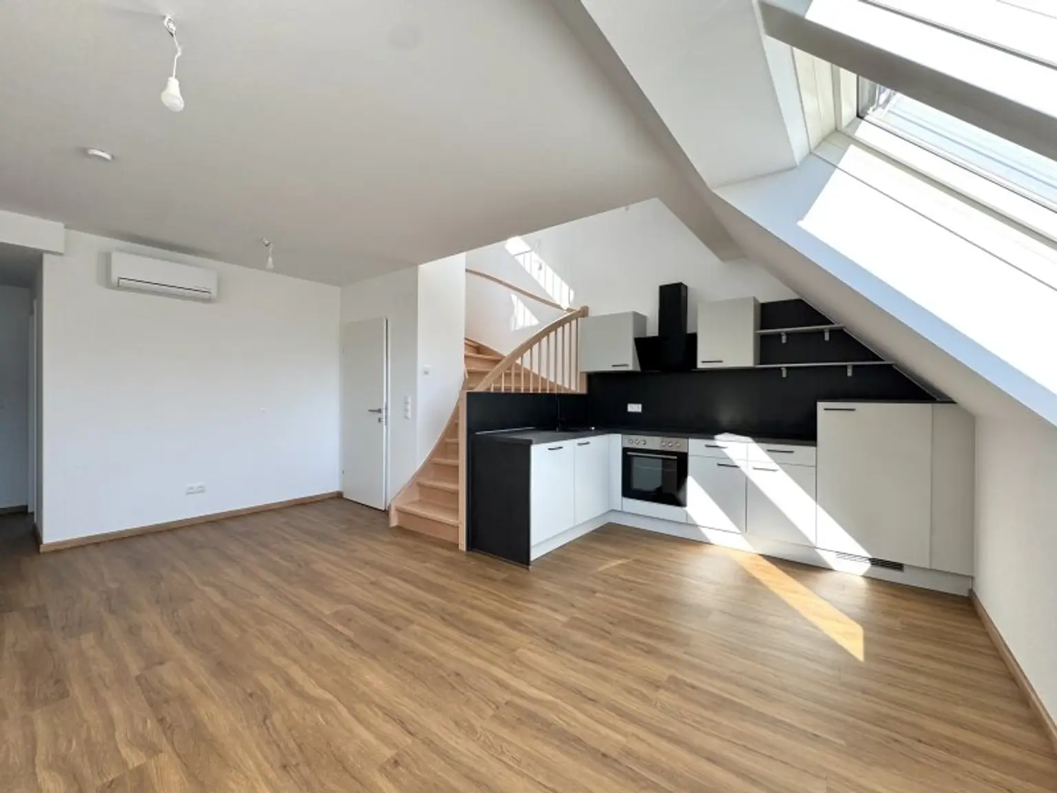 Dachgeschossausbau mit Terrasse & Klimaanlage - Erstbezug