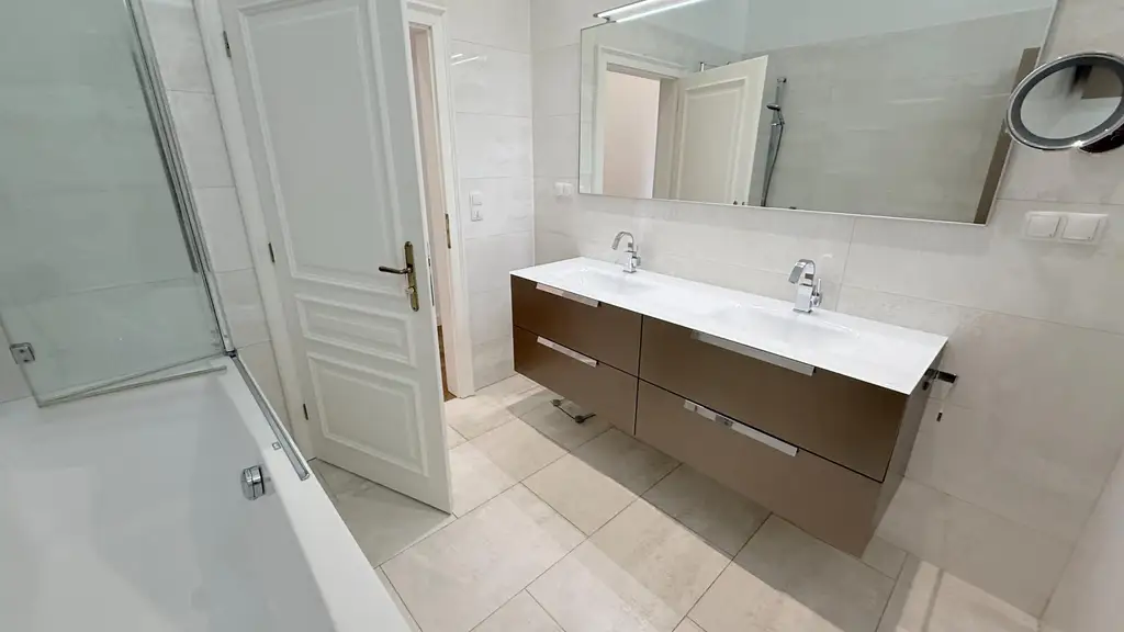 Prachtvolle Beletage mit Balkon in Bestlage am Rochusmarkt! Komplett möbliert.